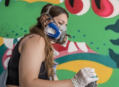 Fátima de Juan realitza un mural a Lunetta, Itàlia, dins del cicle Without Frontiers-Lunetta a Colori, on reclama l’espai de la natura en l’entorn urbà